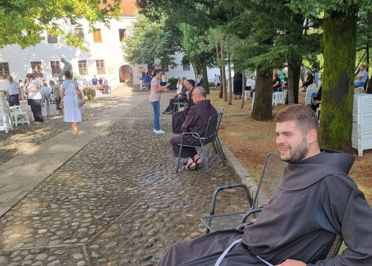 Treća večer devetnice u Širokom Brijegu okupila veliki broj vjernika
