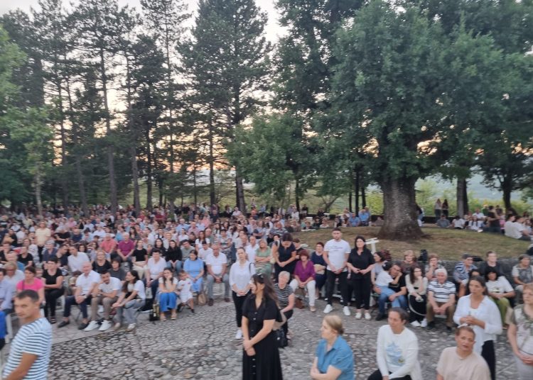 Treća večer devetnice u Širokom Brijegu okupila veliki broj vjernika