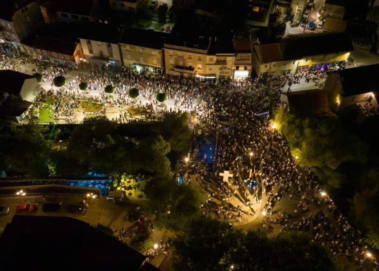 Pogledajte kako je Široki Brijeg izgledao iz zraka navečer za Gospojinu