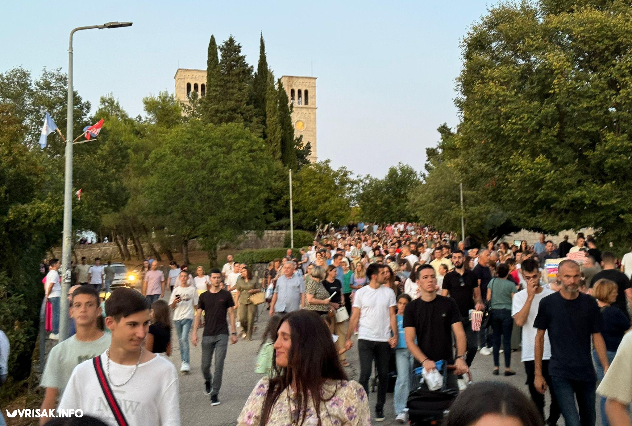 Treća večer devetnice u Širokom Brijegu okupila veliki broj vjernika