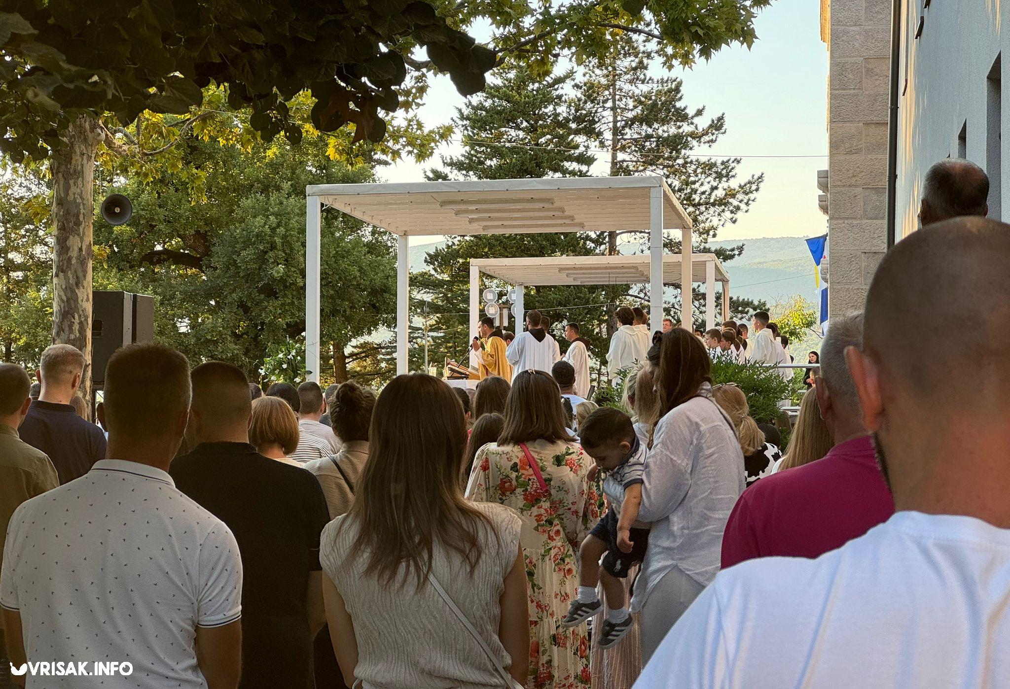 Treća večer devetnice u Širokom Brijegu okupila veliki broj vjernika