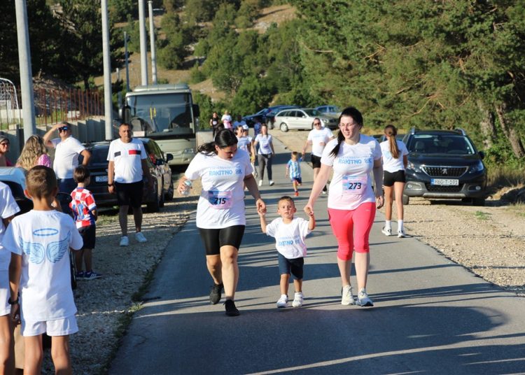 Posuško lito: 1. humanitarno-memorijalna utrka ”Rakitno 8K” okupila preko 400 trkača!