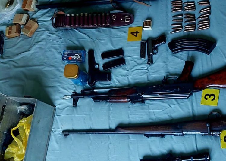 Policija kod Mostarca pronašla drogu i arsenal oružja