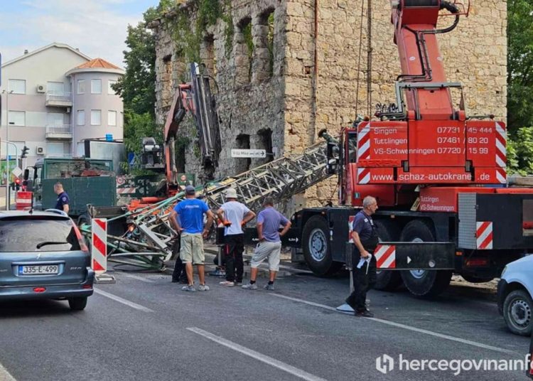 Pala dizalica na gradilištu u samom centru Mostara, promet usporen