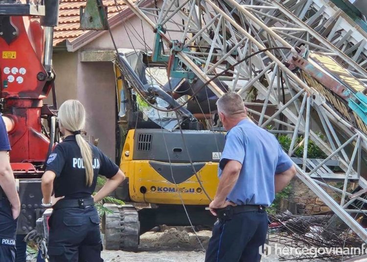 Pala dizalica na gradilištu u samom centru Mostara, promet usporen