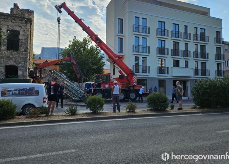 Pala dizalica na gradilištu u samom centru Mostara, promet usporen