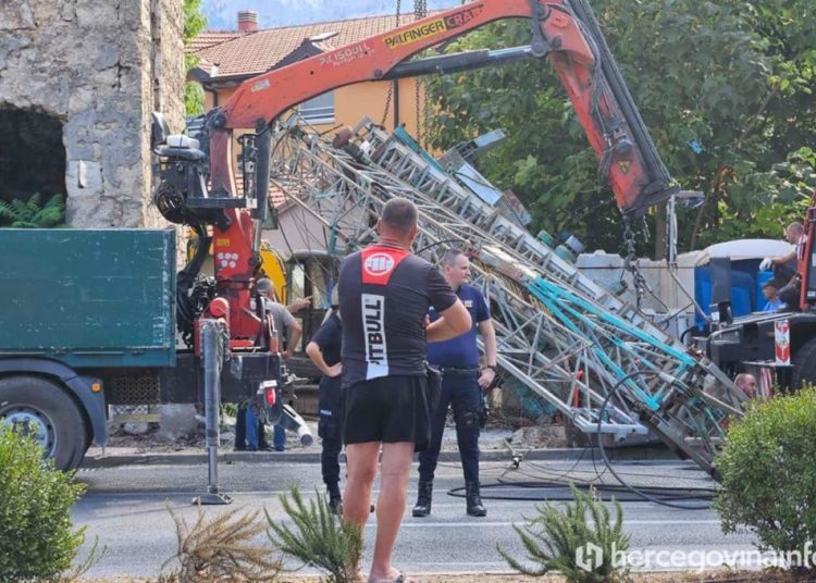 Pala dizalica na gradilištu u samom centru Mostara, promet usporen