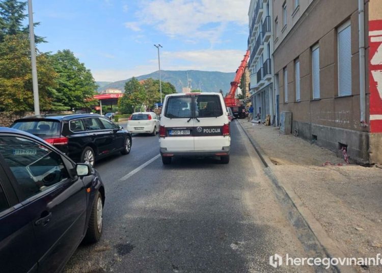 Pala dizalica na gradilištu u samom centru Mostara, promet usporen