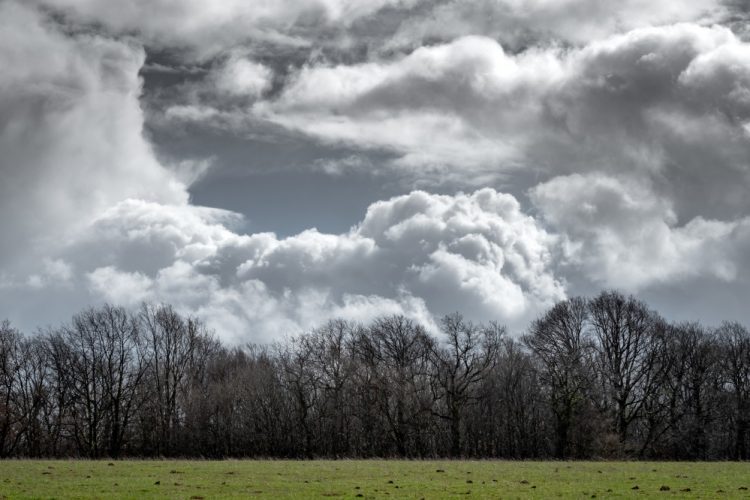 Tijekom noći i sutra lokalni pljuskovi, nakon toga sunčano uz malu do umjerenu naoblaku