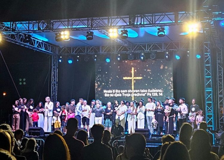 Mnoštvo ljudi na humanitarnom koncertu u Tomislavgradu