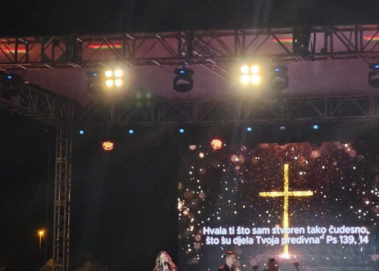 Mnoštvo ljudi na humanitarnom koncertu u Tomislavgradu