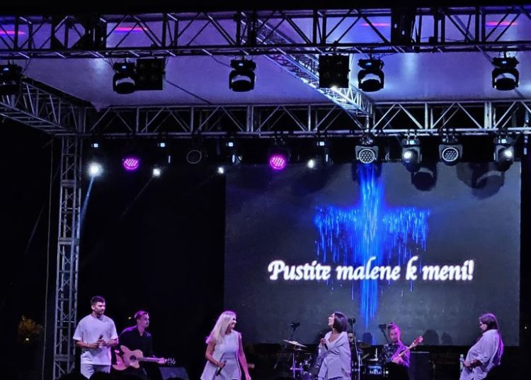 Mnoštvo ljudi na humanitarnom koncertu u Tomislavgradu