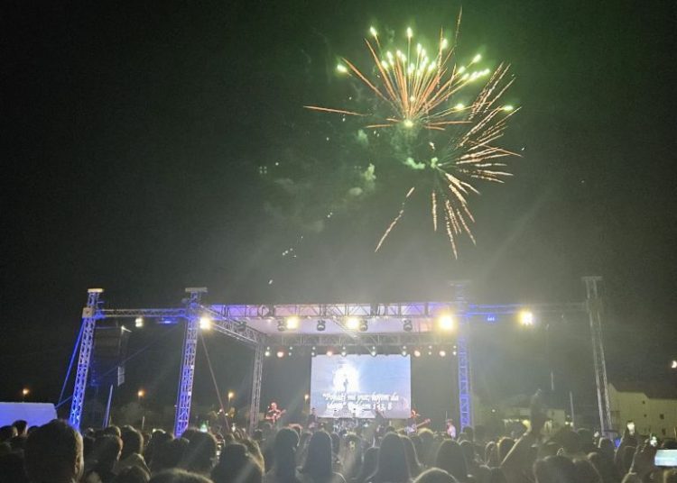 Mnoštvo ljudi na humanitarnom koncertu u Tomislavgradu