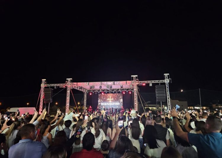 Mnoštvo ljudi na humanitarnom koncertu u Tomislavgradu