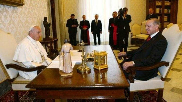 Erdogan pozvao papu Franju da zajednički osude nemoralnu ceremoniju otvaranja Olimpijade