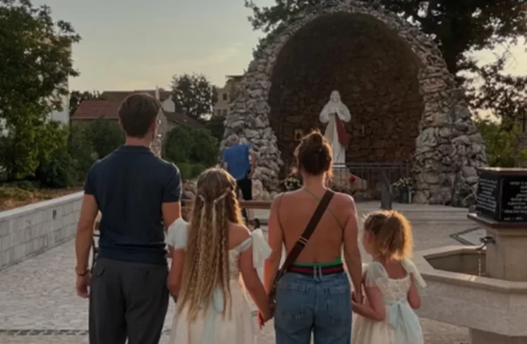 Prozvali Rakitićevu suprugu zbog prizora u Međugorju: ‘Ne osuđujte me, a da ne znate’