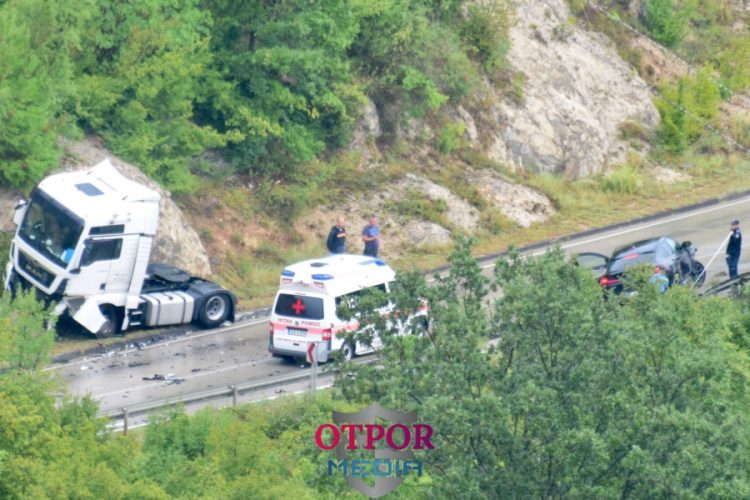 Široki Brijeg: Sudar osobnog vozila i kamiona na zaobilaznici, cesta zatvorena