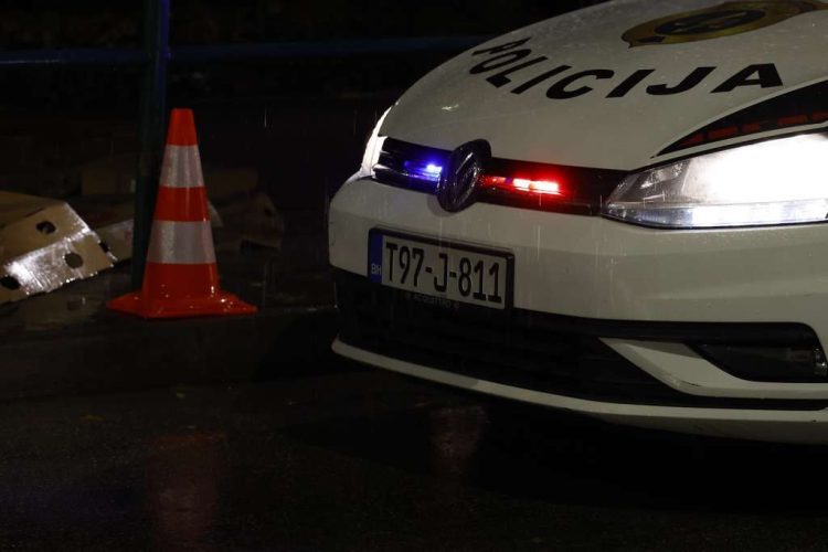 Maloljetnici s fantomkama bježali od policije, iz policijske stanice u Mostaru pokupili ih roditelji