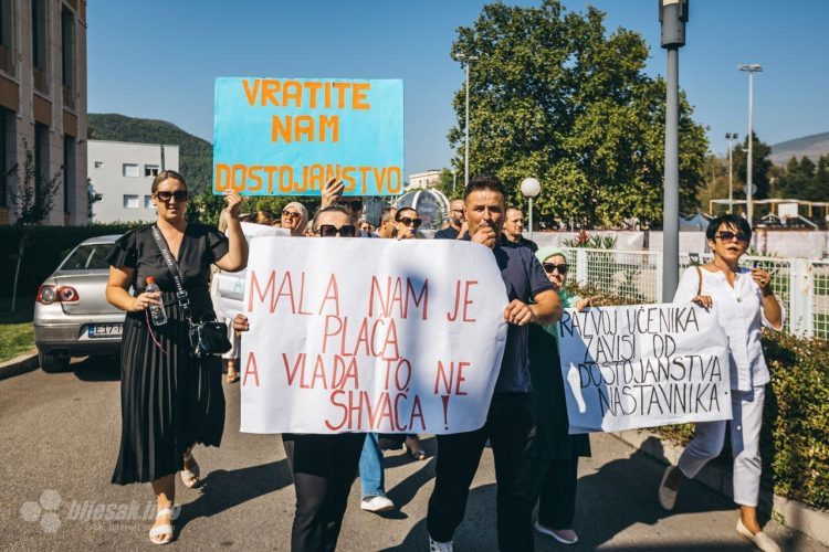 Video: Prosvjetari u Mostaru izašli na ulicu