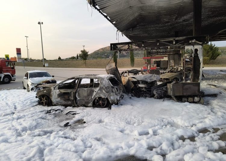 Foto: Spaljena benzinska, auti… Jedan mrtav u požaru na A1, jednom se bore za život