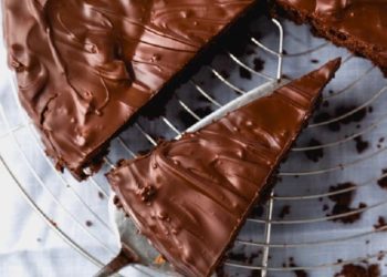Ledena kremasta čokoladna torta bez brašna i jaja