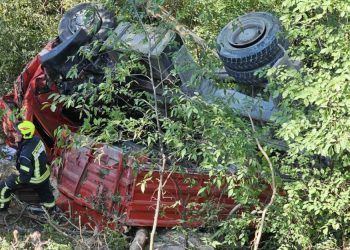 Kamion završio u provaliji jer je izbjegavao vozilo koje je pretjecalo na nedozvoljenom mjestu