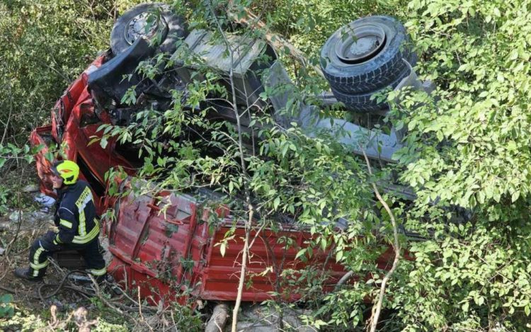Kamion završio u provaliji jer je izbjegavao vozilo koje je pretjecalo na nedozvoljenom mjestu
