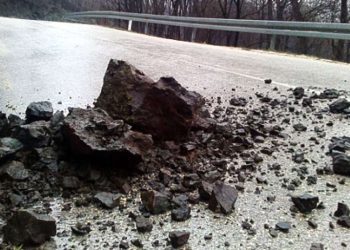 Pretežno mokar kolnik, povećana opasnost od odrona