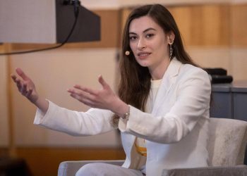 Evo tko je kontroverzna švicarska političarka, podrijetlom iz BiH koja je iz pištolja izrešetala sliku Djevice Marije i Isusa Krista