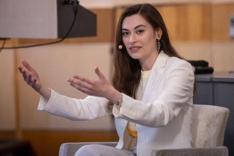 Evo tko je kontroverzna švicarska političarka, podrijetlom iz BiH koja je iz pištolja izrešetala sliku Djevice Marije i Isusa Krista