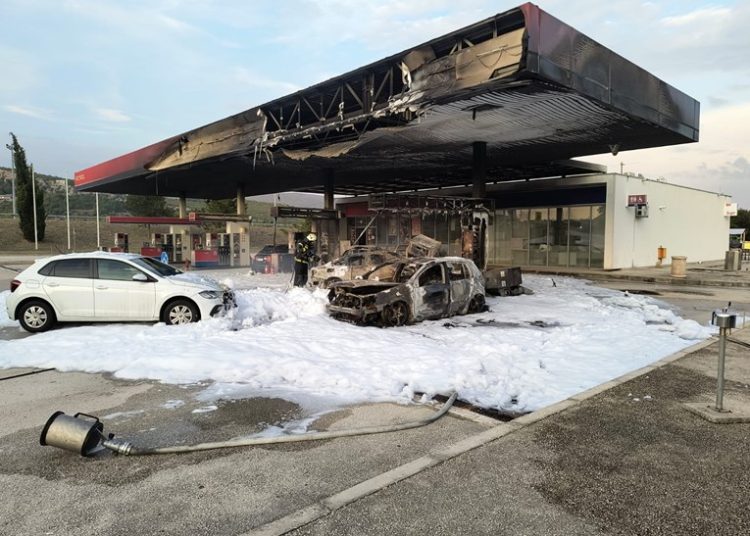 Foto: Spaljena benzinska, auti… Jedan mrtav u požaru na A1, jednom se bore za život
