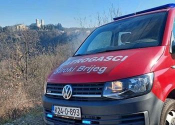 Ljubuški vatrogasci rano jutros ugasili požar na objektu u Orahovlju, počinjena veća šteta