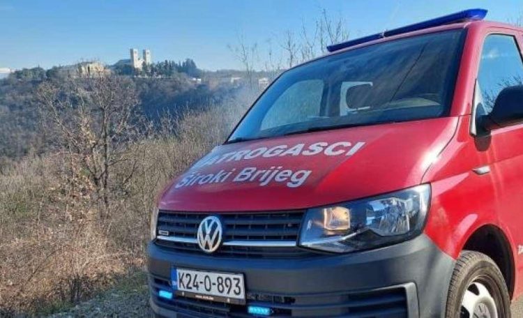 Ljubuški vatrogasci rano jutros ugasili požar na objektu u Orahovlju, počinjena veća šteta