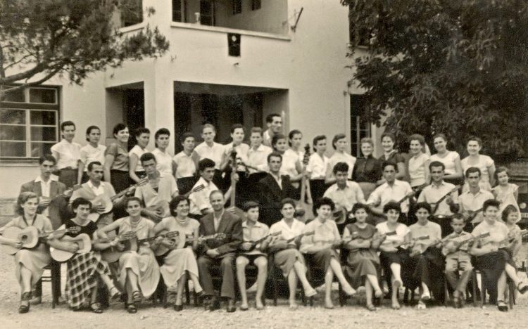 Iz povijesti Širokog Brijega: Tamburaški orkestar iz Širokog Brijega ispred upravne zgrade Duhanske stanice