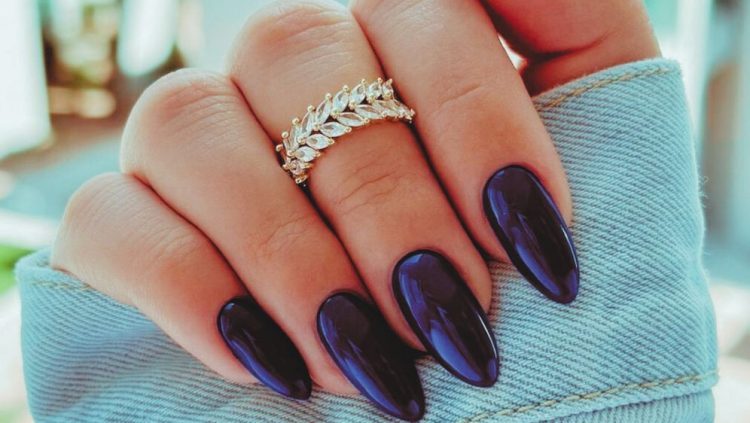 Kažu da je ovo nova crna: Trendi boja noktiju baš je elegantna i paše uz sve