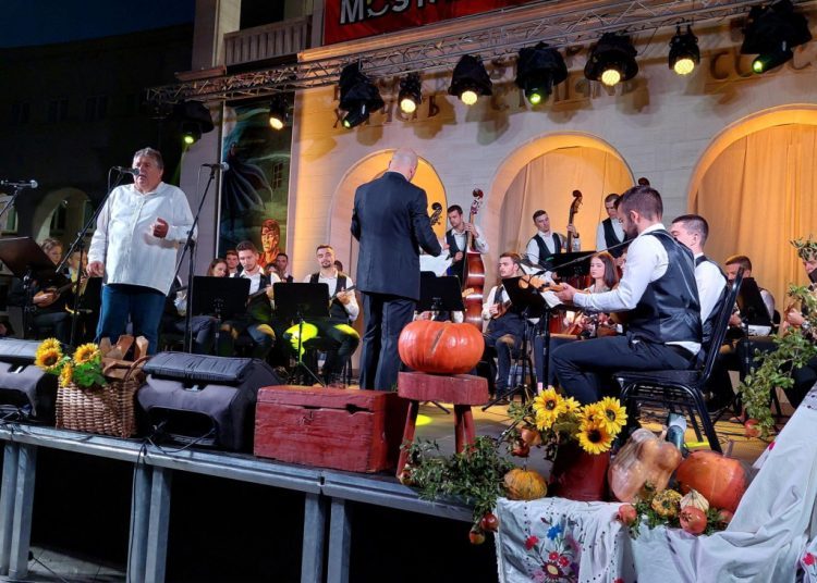 Tamburaški orkestar Mostar poklonio svom gradu ‘koncert za dušu i pamćenje‘