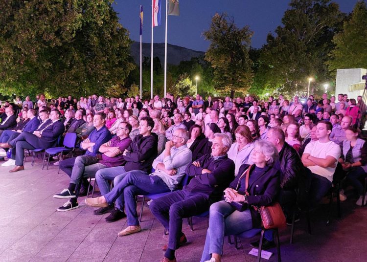 Tamburaški orkestar Mostar poklonio svom gradu ‘koncert za dušu i pamćenje‘