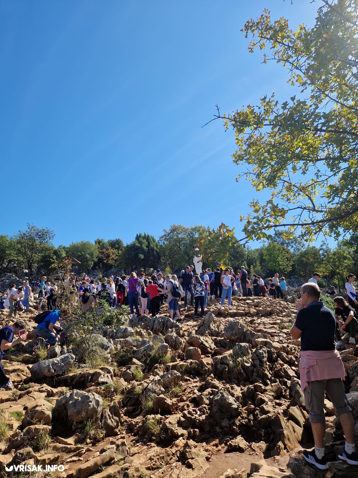 Tisuće vjernika u Međugorju na misama i Brdu ukazanja nakon povijesne odluke