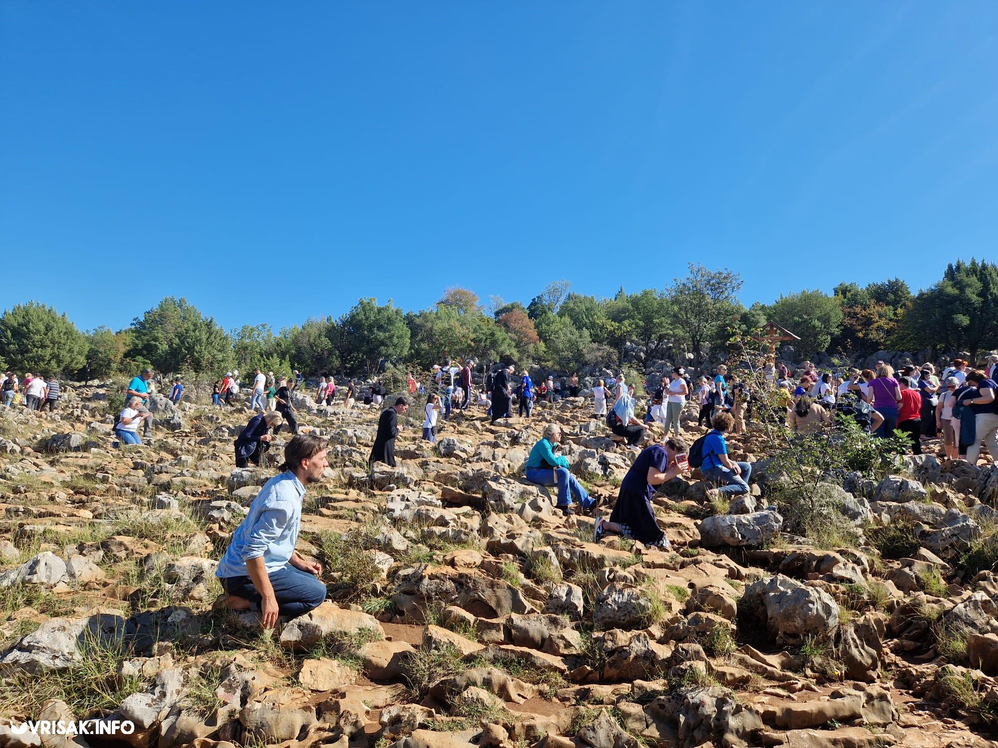 Tisuće vjernika u Međugorju na misama i Brdu ukazanja nakon povijesne odluke