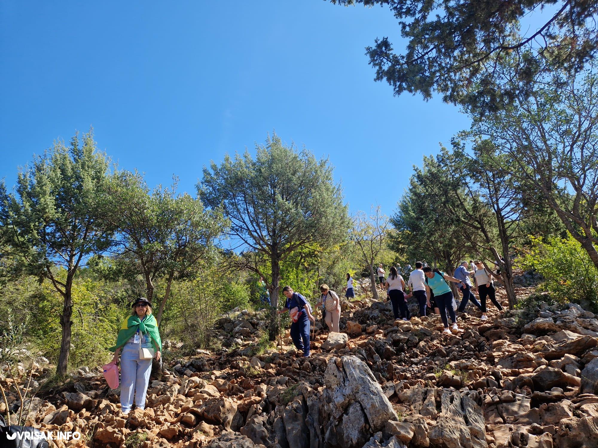 Tisuće vjernika u Međugorju na misama i Brdu ukazanja nakon povijesne odluke