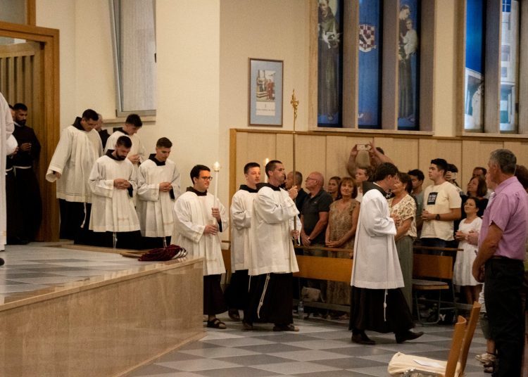 Petorica franjevaca Hercegovačke franjevačke provincije položila su u Posušju svoje svečane redovničke zavjete