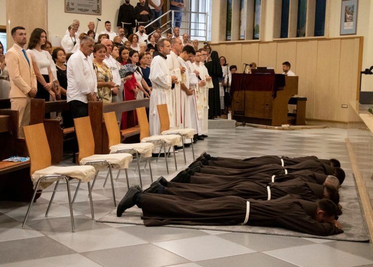 Petorica franjevaca Hercegovačke franjevačke provincije položila su u Posušju svoje svečane redovničke zavjete