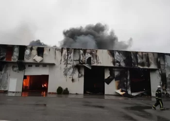 Velik broj vatrogasaca bori se s požarom u Osijeku