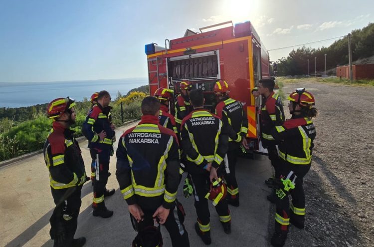Širokobriješki poduzetnik kojemu je izgorjela jahta odužio se makarskim vatrogascima