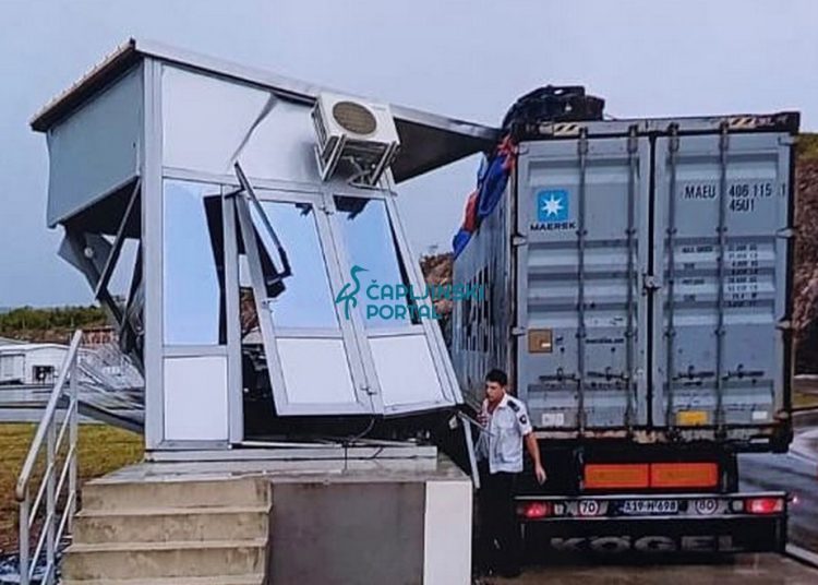 Kamion udario u carinsku kućicu na Bijači i potpuno je uništio