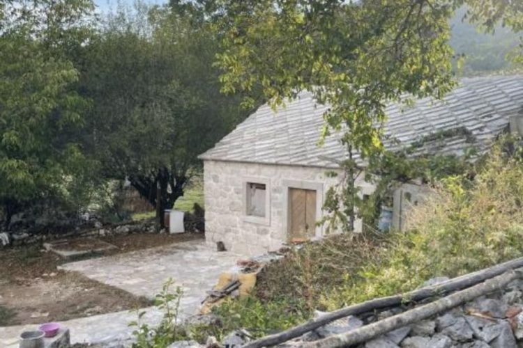 Ne zaboravlja hercegovačke korijene: Košarkaška legenda u rodnom selu svoga oca izgradila kamenu kuću