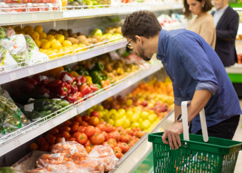 Potrošačka košarica u mjesec dana poskupjela za oko 400 KM, a plaća niža za 33 KM