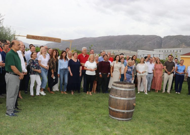 Tradicionalna manifestacija ‘Berba 2024‘ u Mostaru okupila diplomatski zbor i domaće dužnosnike