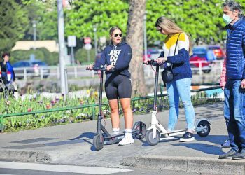 Električne romobile vozi sve više mladih, i to glavnim prometnicama