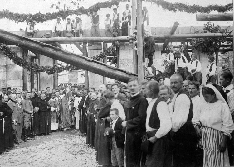 Iz povijesti Širokog Brijega: Postavljanje kamena temeljca franjevačke gimnazije na Širokom Brijegu 4. listopada 1924. godine.